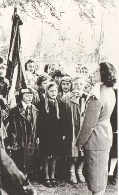 Életképek - 0002_A Kállai ligetben emléktáblát avatnak_1958-1959