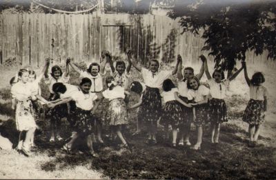 Életképek - 0019_1957_Néptánc csoport