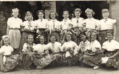 Életképek - 0020_1958_Néptánc csoport_Kovács Emma tanárnő